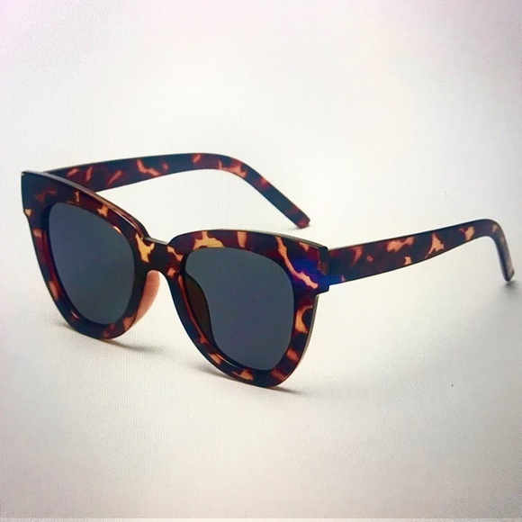 🕶 Oversize Tortoise Sunglasses 🕶 - Picture 7 of 9